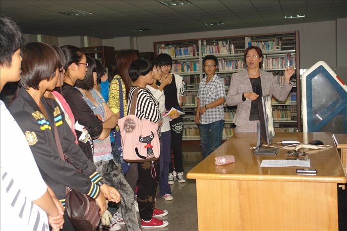 冯老师正在给学生讲解借阅注意事项