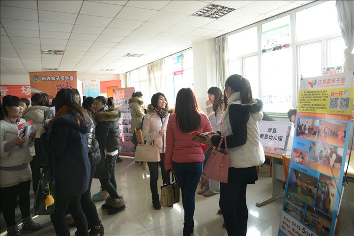 毕业生与用人单位洽谈中