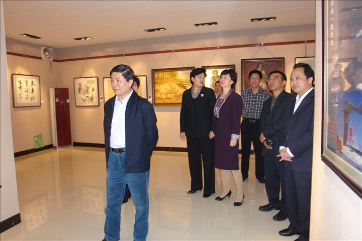 参观艺术展室