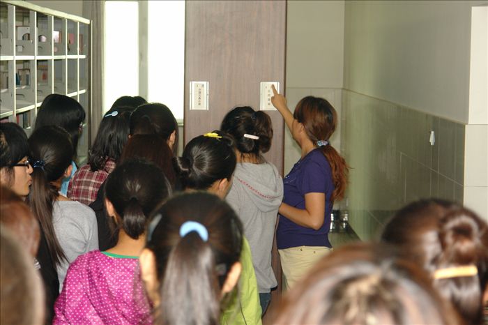 吴老师正在给学生讲解架标的作用